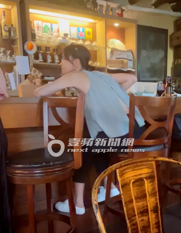 鍾瑶和員工討論店內要調整的甜點、蛋糕品項。特勤中心攝