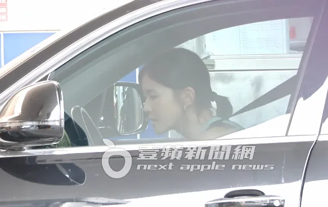 鍾瑶邊加油邊研究接下來行程。特勤中心攝