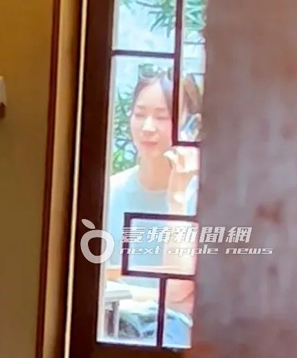 咖啡廳環境清幽，鍾瑶特地走到店外講電話。特勤中心攝