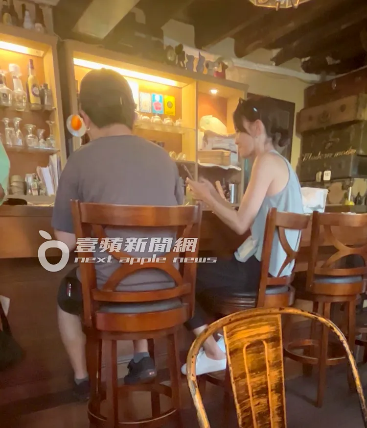 鍾瑶（右）將太陽眼鏡掛在頭上，配戴閃亮的耳環，一身時尚文青的打扮。特勤中心攝