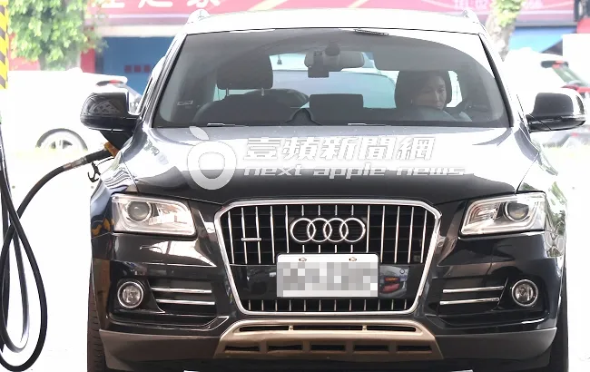 鍾瑶開奧迪Q5休旅車離開咖啡廳，繞到附近加油站加油。特勤中心攝