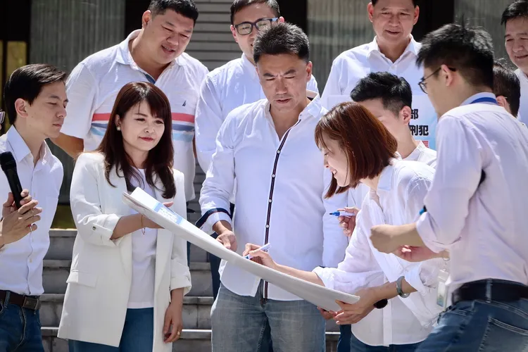 17名立委提名人現場簽名宣誓。林林攝