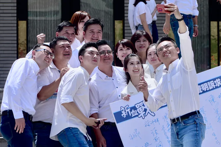 藍營17名立委提名人現場玩起自拍。林林攝