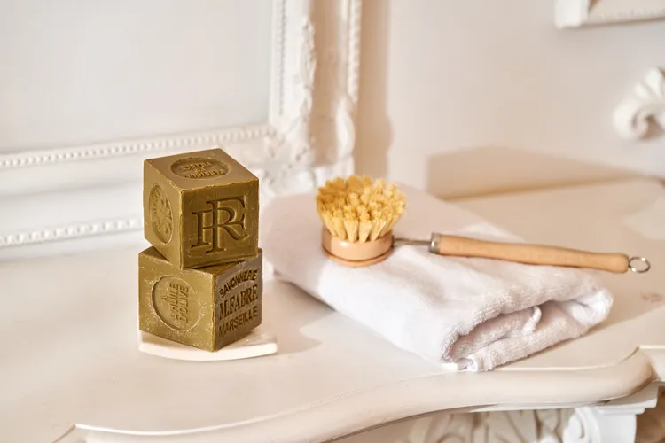 聯名馬賽皂上課印有法國國徽與國名RF縮寫。品牌提供