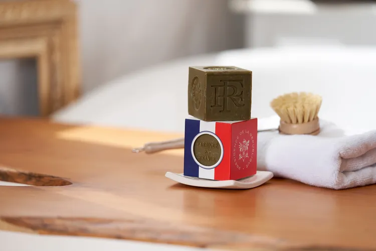 聯名馬賽皂之外包裝為代表法國國旗的藍白紅3色。品牌提供