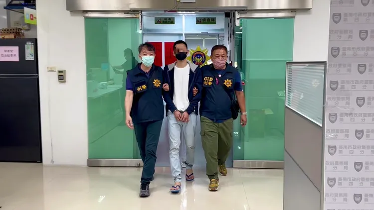 警方訊後將其押解歸案。讀者提供