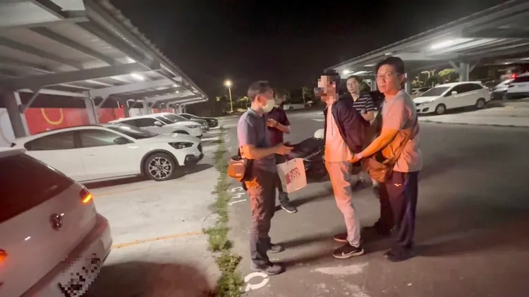 市刑大循線前往停車場，順利逮捕狡猾高嫌。讀者提供