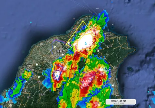 強烈雷雨帶在大台北上方　「一片白」驚人照曝光！每分鐘350次閃電狂閃