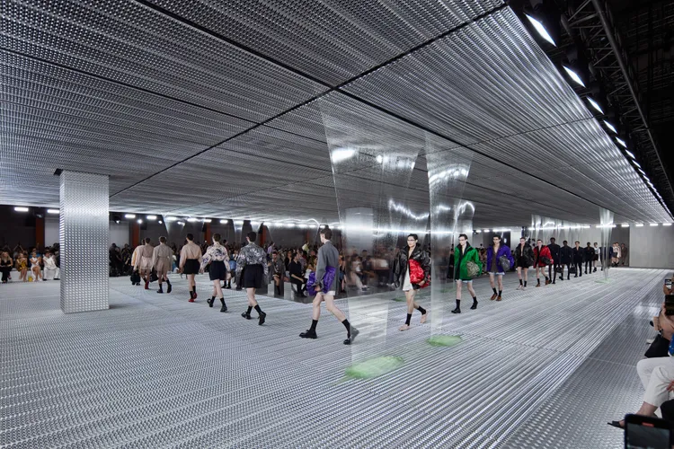 自秀場天花板緩慢流下的「黏液」，為PRADA大秀營造出了沉浸式的視覺感官。品牌提供