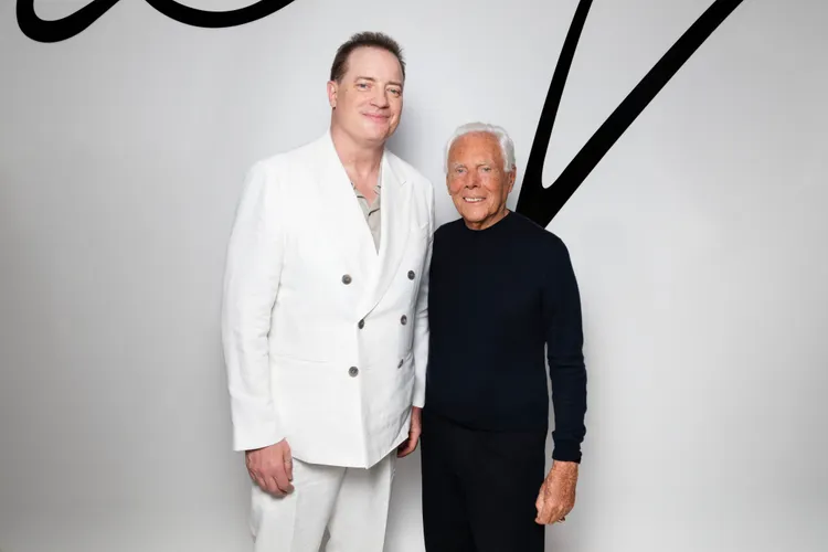 奧斯卡影帝布蘭登費雪（左）開心與傳奇設計師Armani先生合影。品牌提供