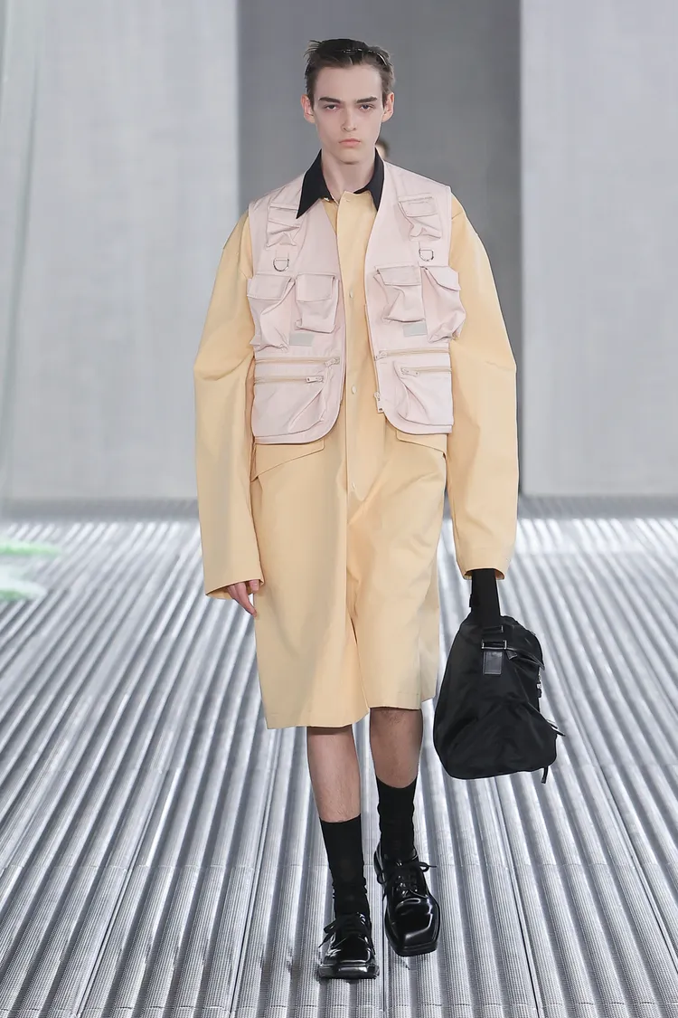 具有實用功能的立體口袋，如同充滿靈動感的流蘇和印花，在PRADA創意總監Miuccia Prada和Raf Simons眼中，皆成了絕佳的裝飾性元素。品牌提供