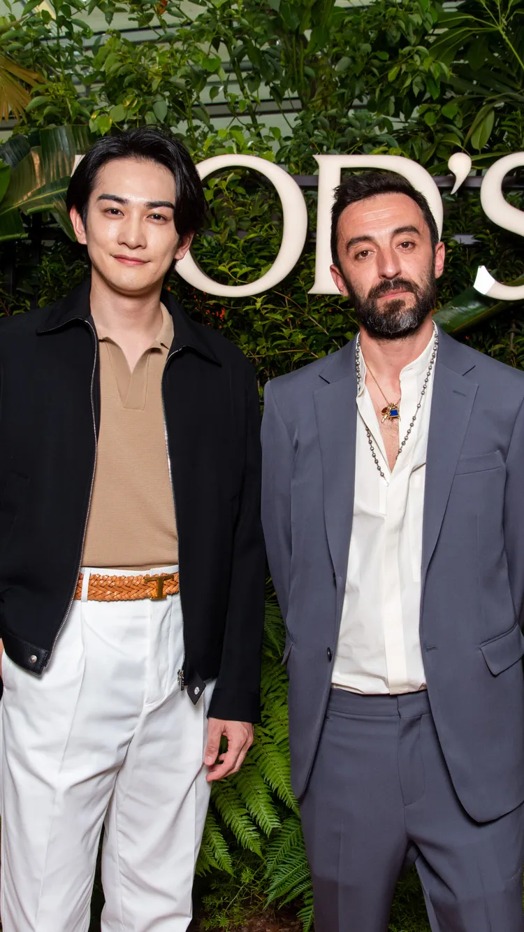 現身米蘭的TOD’S日本品牌大使町田啓太（左），與品牌創意總監Walter Chiapponi相見歡。品牌提供
