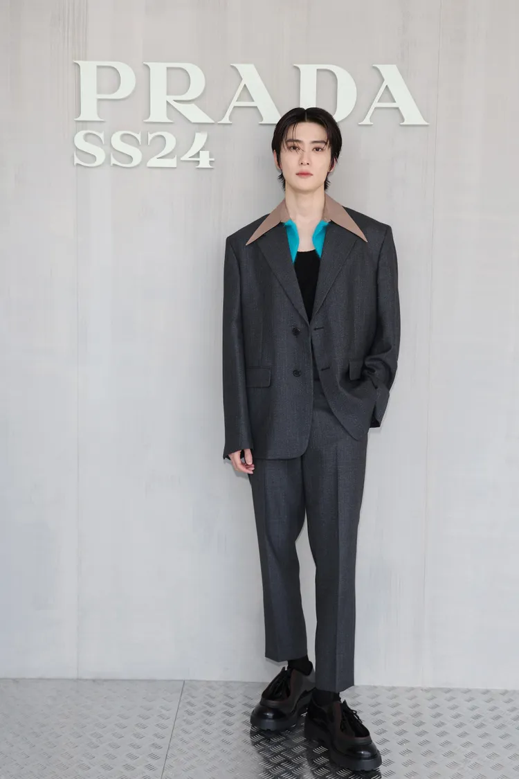 身為PRADA形象大使的韓團NCT成員在玹，也替飛抵米蘭為品牌2024春夏男裝大秀助陣。品牌提供