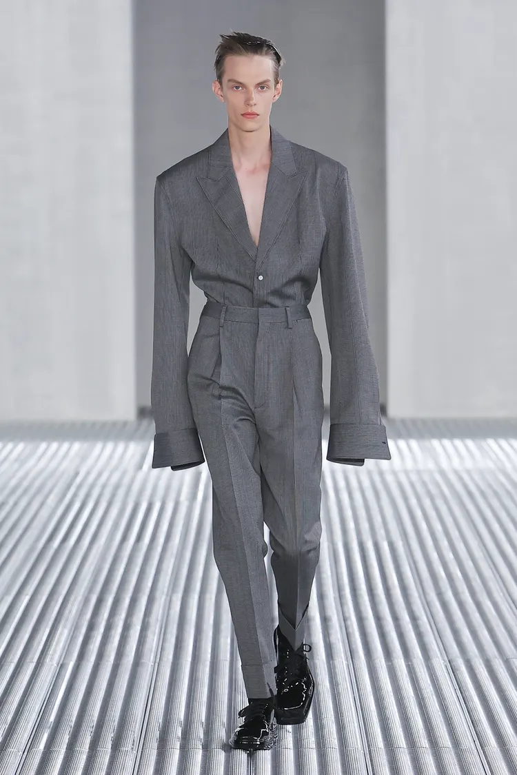 PRADA以「Fluid Form」為題發表的2024春夏男裝系列，藉由對流動性的探索，打破傳統男裝的嚴肅剪裁。品牌提供