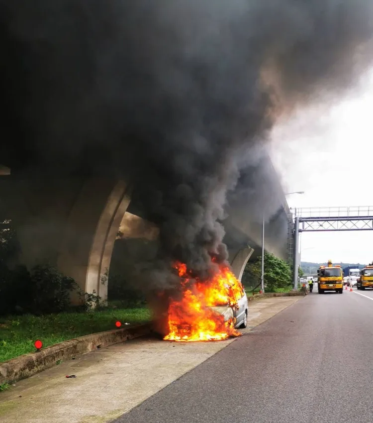 小客車起火燃燒。桃園市消防局提供