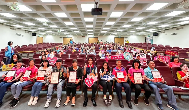 林口區公所今（20）日邀請在地的里長、鄰長及志工進行年度溫心天使訓練，並表揚12位績優溫心天使。區公所提供