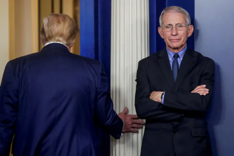 佛奇在川普任內擔內國家過敏與傳染病研究院主任，兩人2020年3月26日在白宮簡報室同場，互動冷淡。路透社