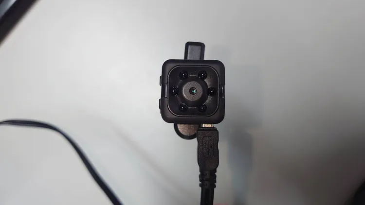 警方查扣針孔攝影機。翻攝畫面