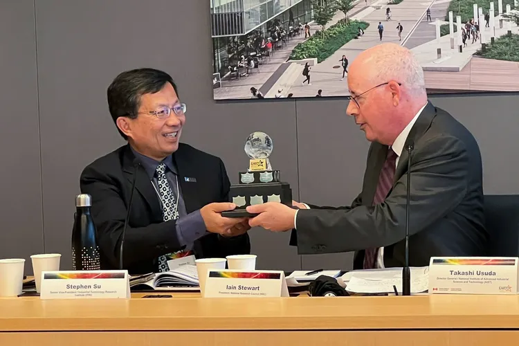 RIN年度首長會議上進行主席交接儀式，由工研院協理蘇孟宗(左)接任第二屆主席。工研院提供