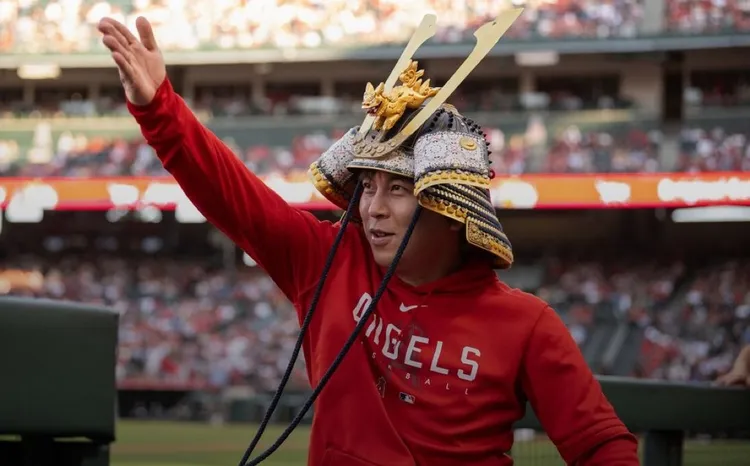 大谷翔平請翻譯一平幫他戴武士頭盔。   翻攝Ben Verlander 推特 