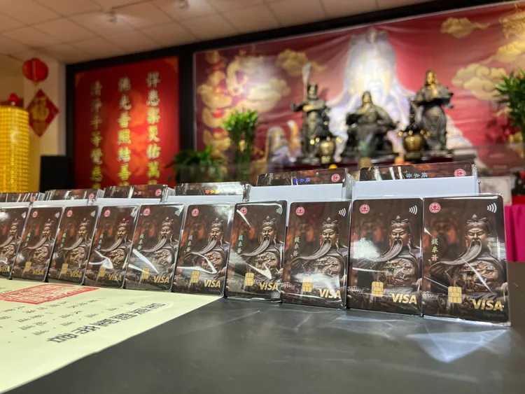 兆豐銀發行最正男神關公卡。業者提供