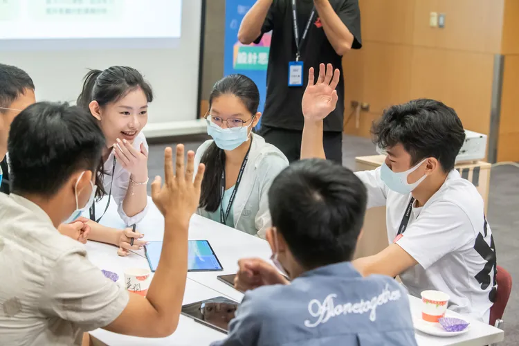 今年以實體工作坊方式，邀請入圍的團隊一起討論共創，激發出精彩的創意火花。三星提供