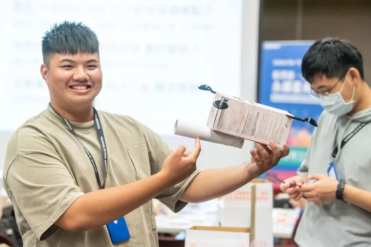 同學們運用手邊既有材料快速打造提案原型。三星提供