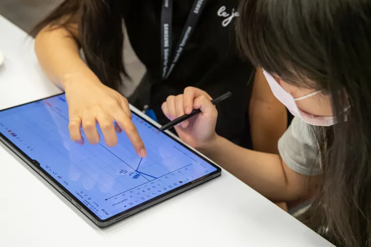 同學們在工作坊透過線上協作x線下實作併行的方式，激發出精彩的創意火花。三星提供