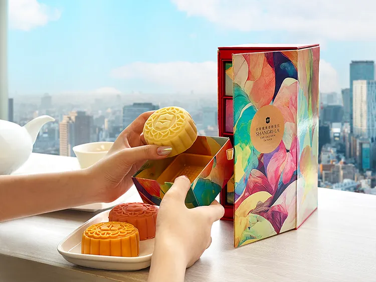 台南遠東香格里拉以寓意富貴吉祥芙蓉花為靚月經典禮盒設計，外盒亦可再利用作為收納飾品盒。廠商提供