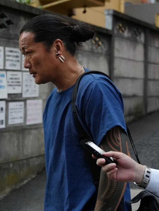 Candle JUNE對於老婆承認不倫，臉色凝重不回應。翻攝《Sponichi Annex》