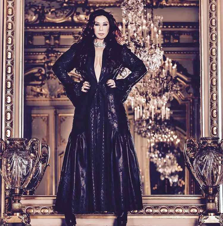 安娜透露母親曾對她說：「你出生在一個水晶球裡，含著一只金湯匙。」翻攝Anna Shay IG