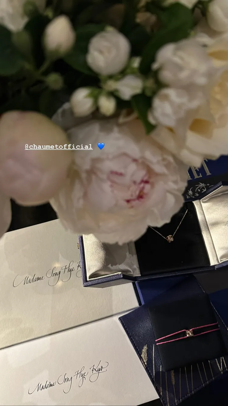 宋慧喬飛抵巴黎後，又在IG限時動態中，分享了CHAUMET為她事先於飯店房間內備好的小驚喜。翻攝kyo1122 IG