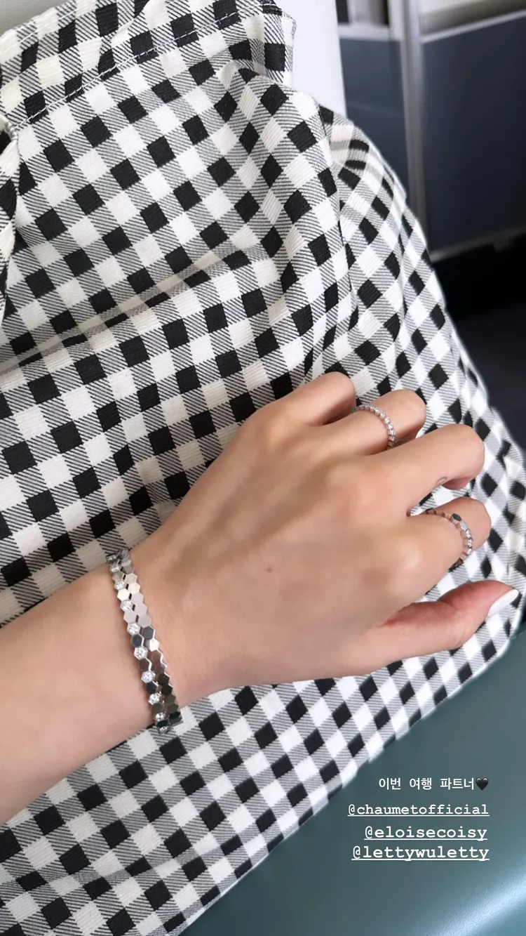 宋慧喬在IG秀出手上戴好戴滿的Bee My Love系列珠寶。翻攝kyo1122 IG