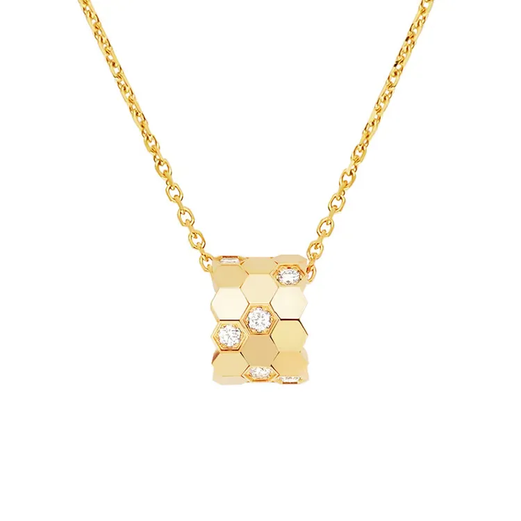 Bee My Love系列18K金鑲鑽吊墜，10萬1000元。翻攝CHAUMET官網