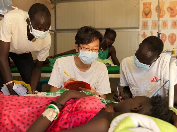 夏肇聰在南蘇丹班提烏的無國界醫生醫院內巡視病房。©Peter Caton