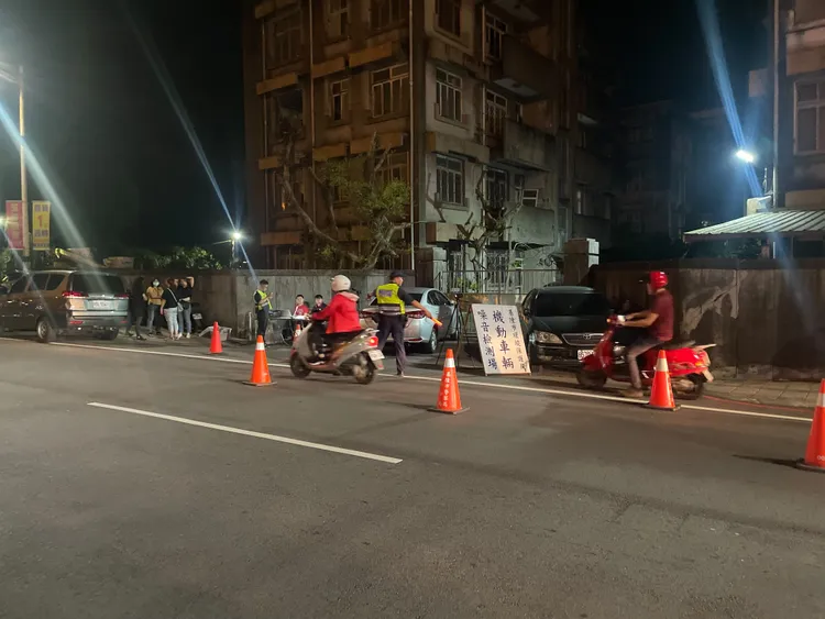 基隆市警察局指出，本次共計攔停10部疑似改裝車輛，其中2台機車排氣管有明顯超出噪音分貝數。翻攝照片