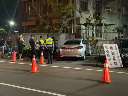 嚴防「改管」噪音 基隆警攜手環保局稽查!製單開罰2違規機車