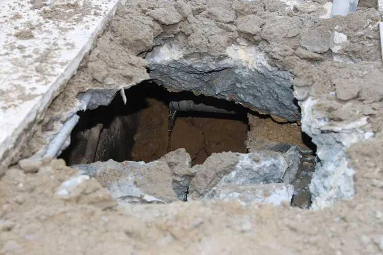 竹北天坑旁人行道開挖赫見孔洞。新竹縣府提供