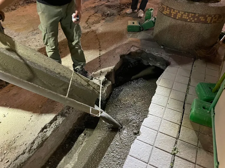 建商晚間派員灌漿回填。新竹縣府提供