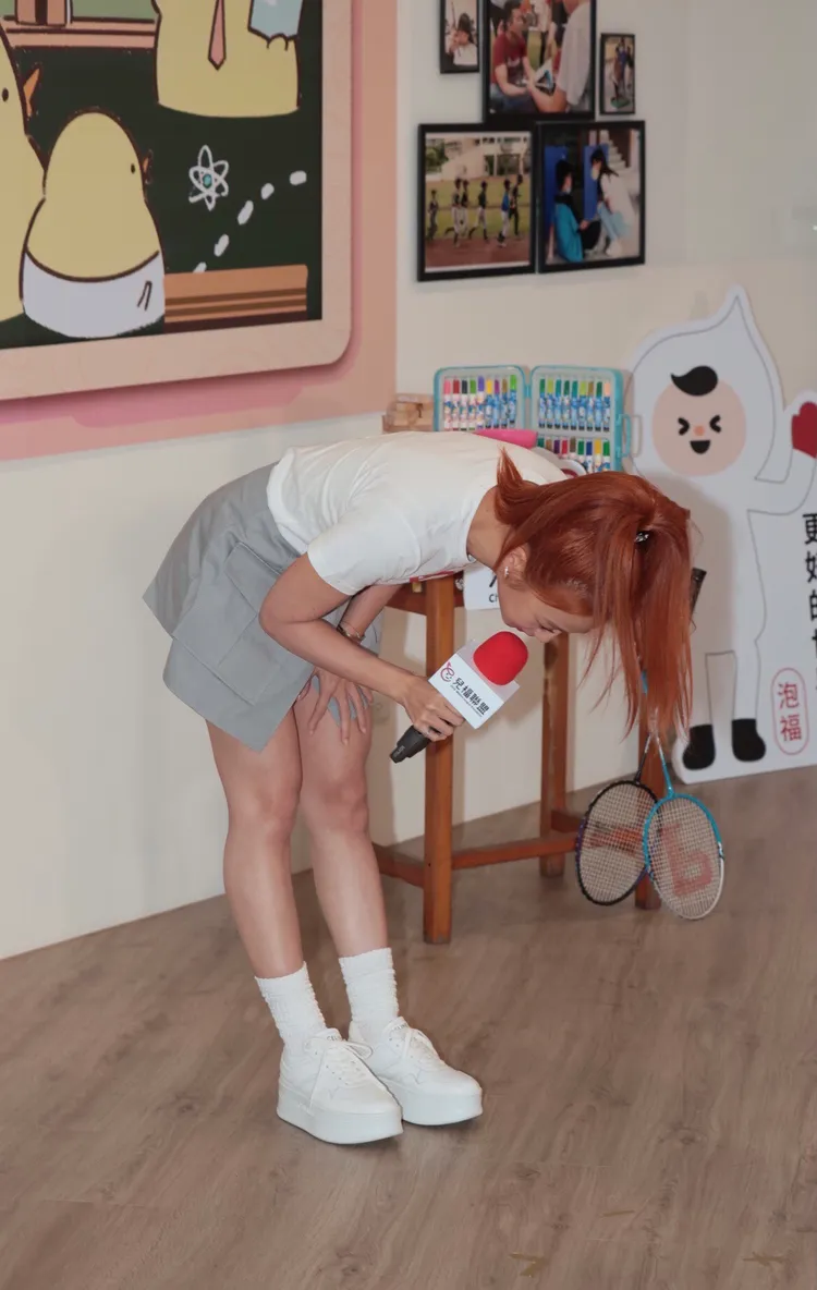 鬼鬼深深一鞠躬。彭欣偉攝