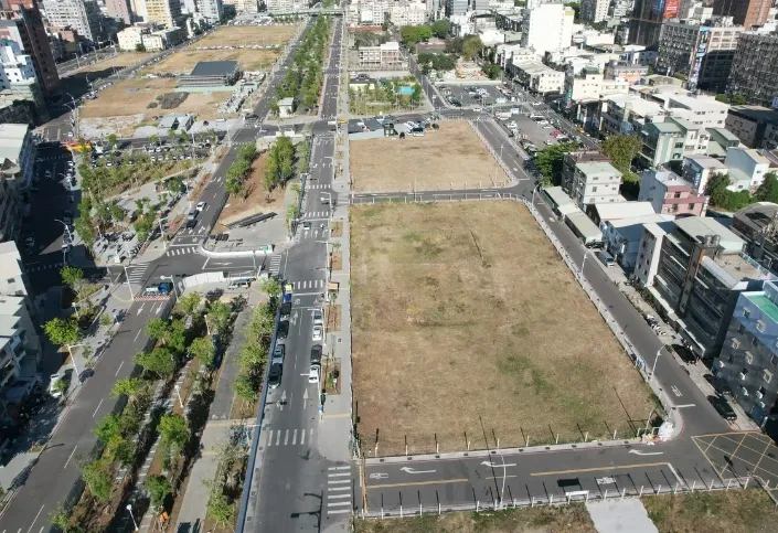 包括高雄車站與楠梓高雄大學土地均流標，市場買氣不佳。高市地政局提供