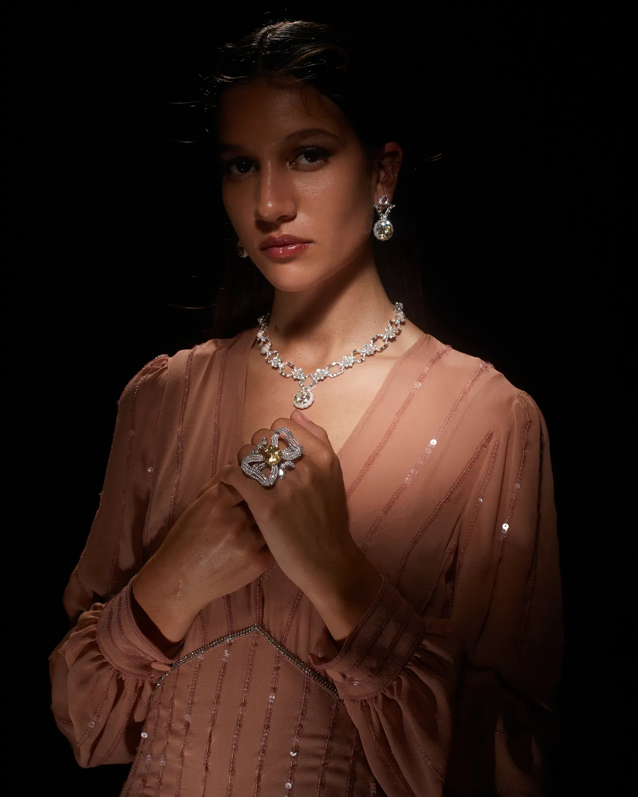 冬之篇章引入大量蛋白石、珐瑯及钻石，呈现出冬日冷冽中的流光溢彩。品牌提供