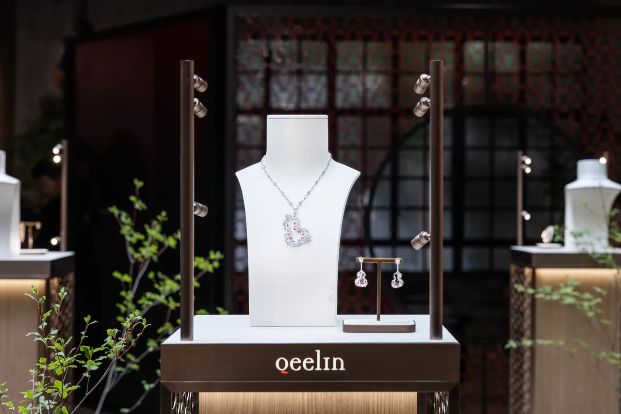 Qeelin于上海打造出1座蕴含东方美学的「麒迹花园」，展示了多款以葫芦造型发想的Wulu系列珠宝。品牌提供