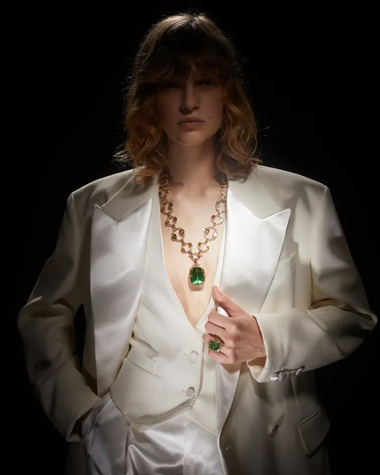 Gucci Allegoria高級珠寶系列汲取大自然中四季變化的色彩為靈感，也呼應了佛羅倫斯地標「老橋」橋身上綴飾的四季雕刻。品牌提供