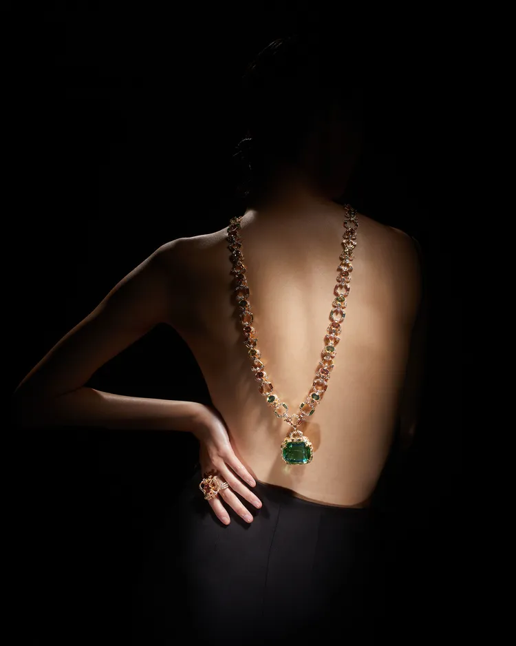 Gucci Allegoria高級珠寶系列春之篇章18K金和琺瑯項鍊，鑲嵌1顆226克拉枕形切割綠色碧璽，約7450萬元。品牌提供