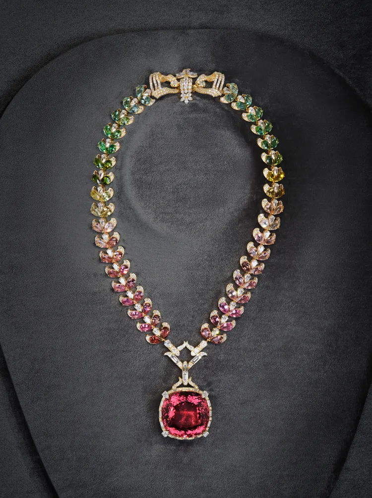 在以春、夏、秋、冬分割成的4個篇章中，GUCCI藉由獨特的寶石色彩，鑲組出對4季的頌歌。品牌提供