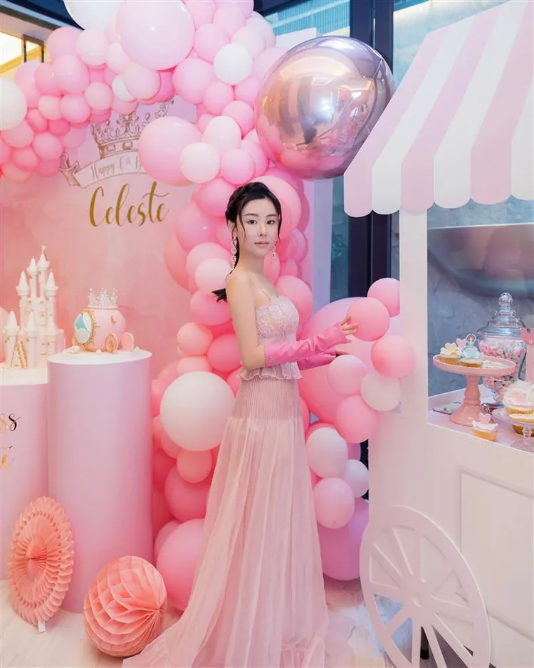 蔡天鳳最愛粉色系，這張照片也被選為靈堂門口照片。翻攝蔡天鳳IG