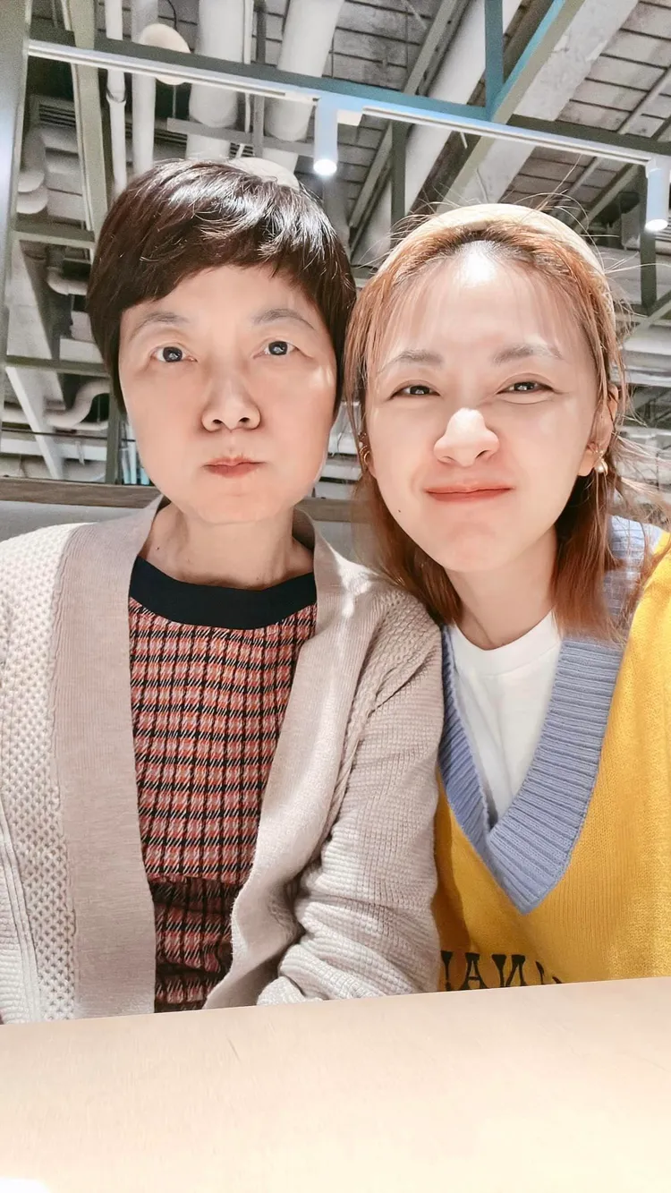 林玟誼（右）有個很會理財的媽媽。林玟誼提供