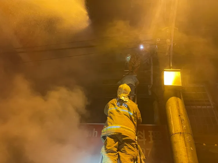 警消灌救。新竹縣消防局提供