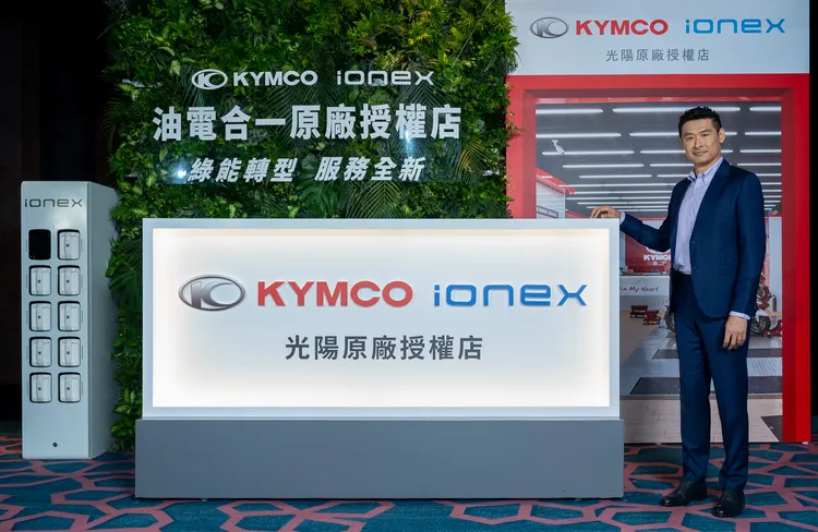 光陽董事長柯勝峯表示，對於有意願轉型的KYMCO原廠授權店，只需取得原廠Ionex電動車的技術認證以及10萬元簽約金，即可升級為KYMCO Ionex「油電合一」原廠授權店。林浩昇攝